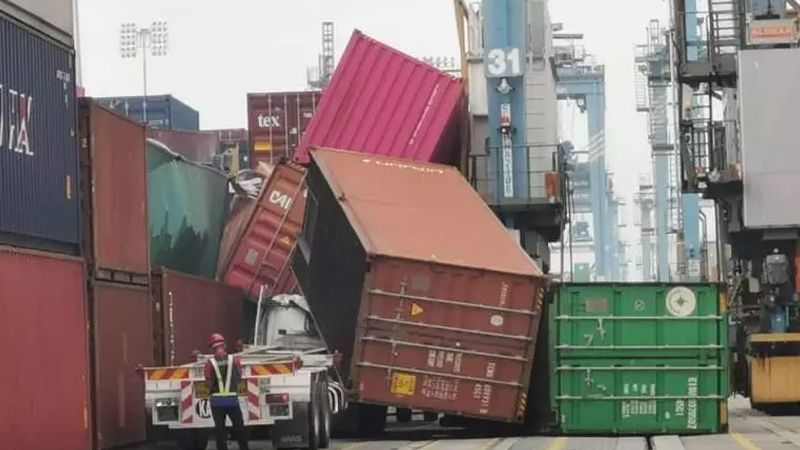 【安全事故】巴生北港一龍門吊鋼繩斷裂，拖車被砸，集裝箱掉落，安全才是重要的